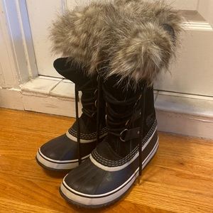 Unworn snow boots size 7.5